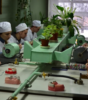 Красиві, здорові зуби – мрія кожної людини, зубний технік може її втілити в реальність