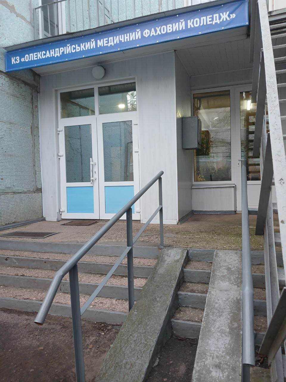 Пандус на вході