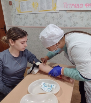 Студенти групи 4М 9/ 1 опановують методику забору крові 